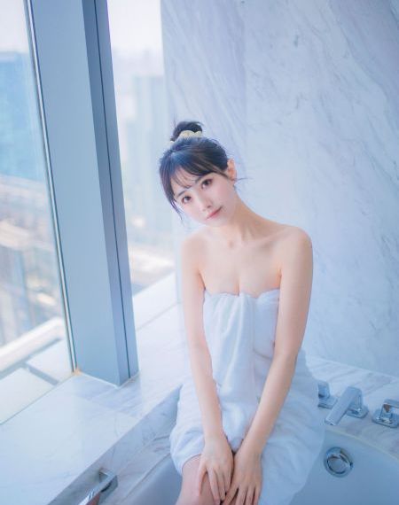 摸着黄蓉滴着奶水的双乳_蓝光手机在线观看